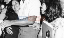 a-malaysian-female-fan-gets-a-muhammad-ali-hug_20100329_2084489213