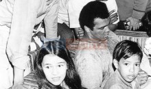 muhammad-ali-autographs-for-a-malaysian-fan_20100329_1849038637